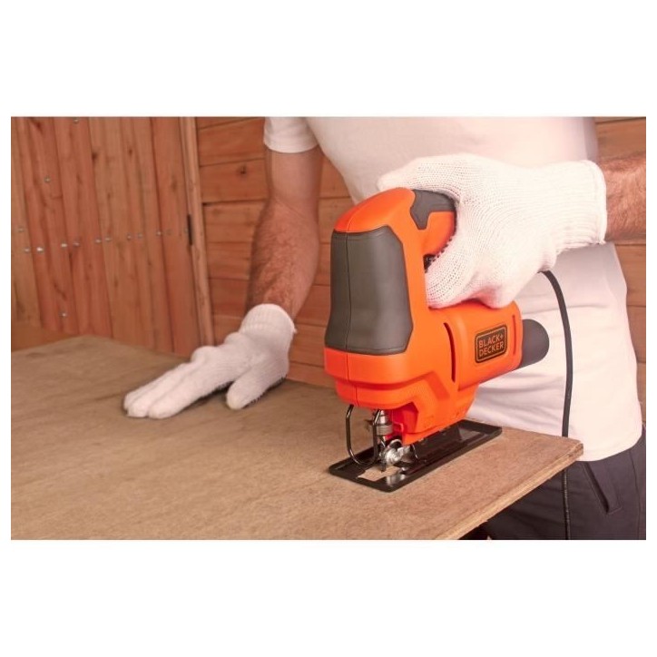 Scie sauteuse filaire - BLACK+DECKER - BES603-QS - 400W - course de 18mm - avec lame Scie sauteuse filaire - BLACK+DECKER - BES603-QS - 400W - course de 18mm - avec lame