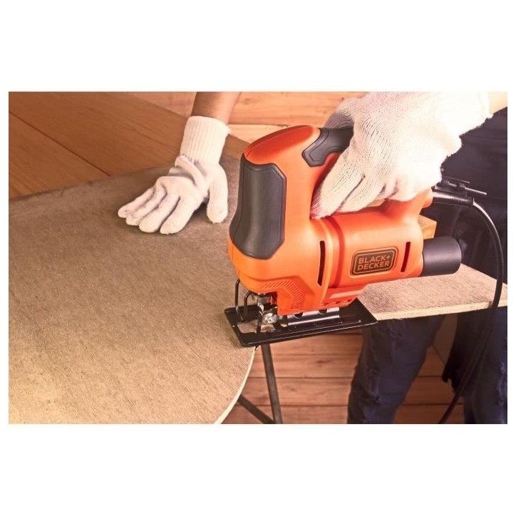 Scie sauteuse filaire - BLACK+DECKER - BES603-QS - 400W - course de 18mm - avec lame Scie sauteuse filaire - BLACK+DECKER - BES603-QS - 400W - course de 18mm - avec lame