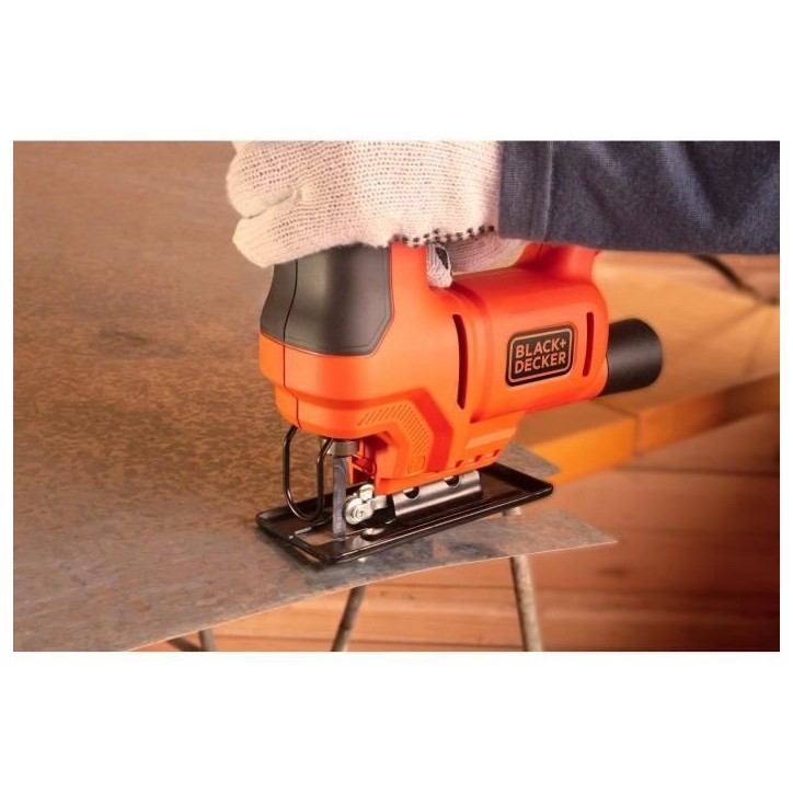 Scie sauteuse filaire - BLACK+DECKER - BES603-QS - 400W - course de 18mm - avec lame Scie sauteuse filaire - BLACK+DECKER - BES603-QS - 400W - course de 18mm - avec lame