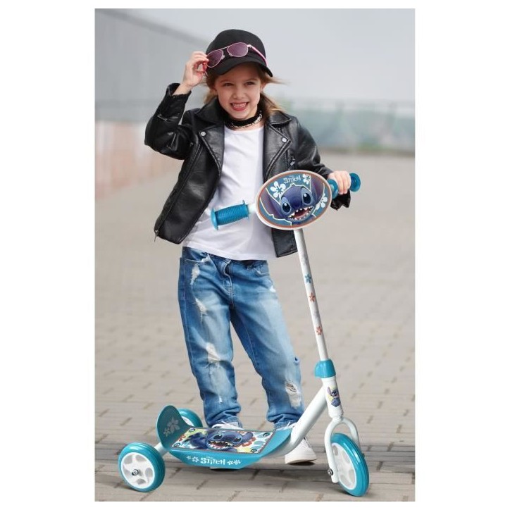 Trottinette 3 Roues - DISNEY - STITCH - Ajustable en hauteur - Large plateau antidérapant - Poignées anti-pincement Trottinette 3 Roues - DISNEY - STITCH - Ajustable en hauteur - Large plateau antidérapant - Poignées anti-pincement
