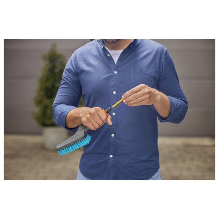 Brosse de lavage main - GARDENA - Taille S - Poils durs - Petites surfaces résistantes - Garantie 5 ans Brosse de lavage main - GARDENA - Taille S - Poils durs - Petites surfaces résistantes - Garantie 5 ans