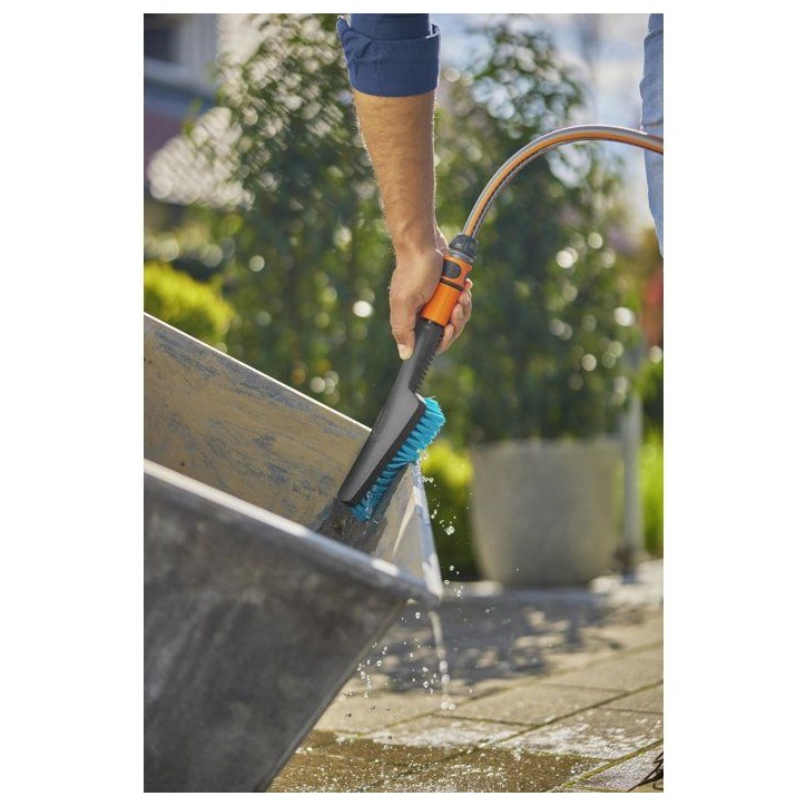 Brosse de lavage main - GARDENA - Taille S - Poils durs - Petites surfaces résistantes - Garantie 5 ans Brosse de lavage main - GARDENA - Taille S - Poils durs - Petites surfaces résistantes - Garantie 5 ans