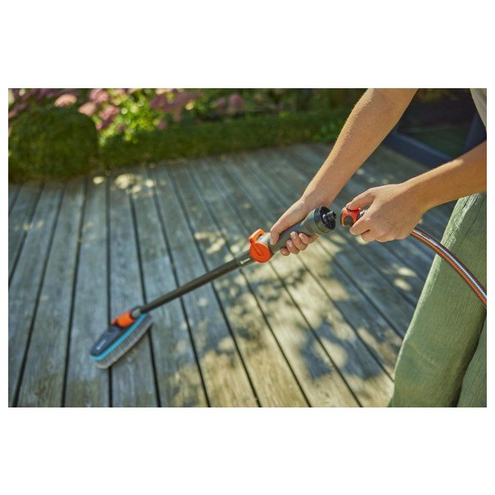 Brosse de lavage manche - GARDENA - Souple - Pivotable 360° - Réglable - Garantie 5 ans Brosse de lavage manche - GARDENA - Souple - Pivotable 360° - Réglable - Garantie 5 ans