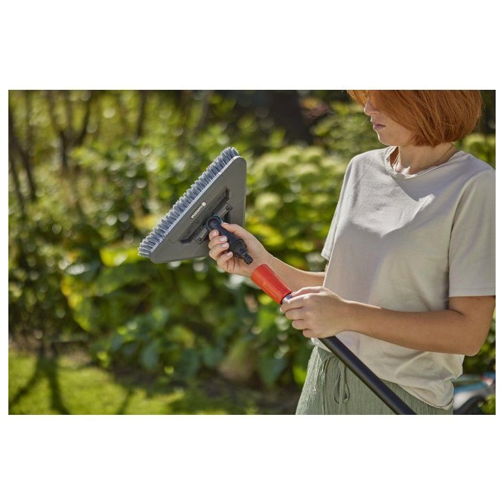 Brosse de lavage manche flex - GARDENA - Souple - Pivotable 360° - Garantie 5 ans Brosse de lavage manche flex - GARDENA - Souple - Pivotable 360° - Garantie 5 ans