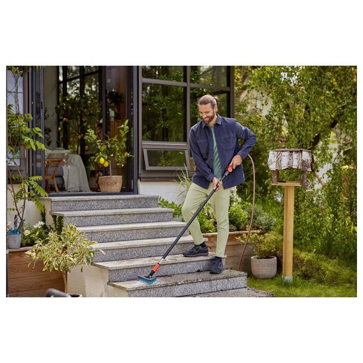 Brosse de lavage manche flex - GARDENA - Dure - Pivotable 360° - Garantie 5 ans Brosse de lavage manche flex - GARDENA - Dure - Pivotable 360° - Garantie 5 ans
