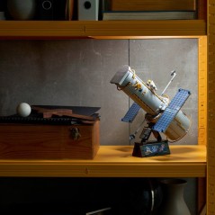 LEGO Icons 11382 - Le Télescope Spatial Hubble - Set de Construction