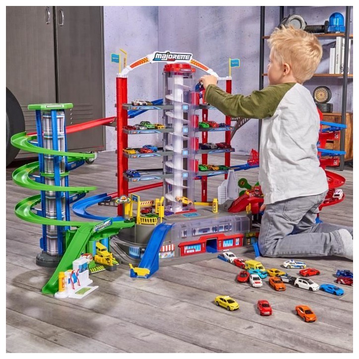 Majorette - Super city garage - 2 niveaux - Sons et lumieres - 6 véhicules métal + 1 train - 128 x 78 x 73 cm Majorette - Super city garage - 2 niveaux - Sons et lumieres - 6 véhicules métal + 1 train - 128 x 78 x 73 cm