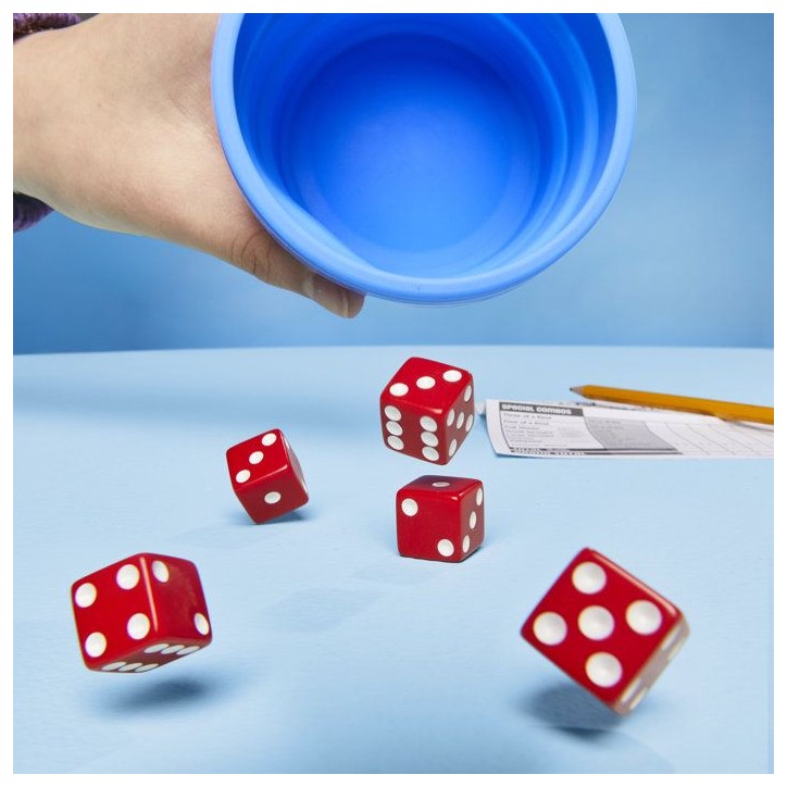 Yahtzee refresh, jeu de dés | gobelet repliable et boîtier de rangement | jeu familial pour enfants, ados et adultes | des 8 a