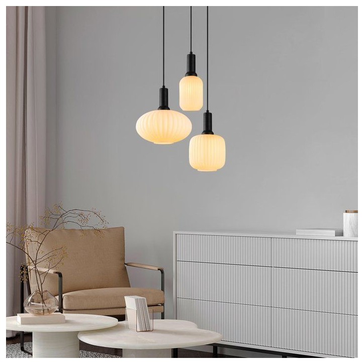 Suspension lustre D BY M.RED Black - Métal et verre - Elégant - Ambiance chaleureuse Suspension lustre D BY M.RED Black - Métal et verre - Elégant - Ambiance chaleureuse