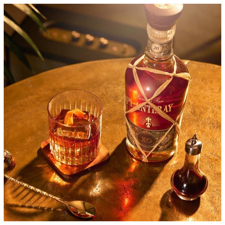 PLANTERAY RUM - XO 20th Anniversary - Rhum avec étui 40% Alcool - Origine : Barbade - Notes de Vanille & Cacao - 70 cl