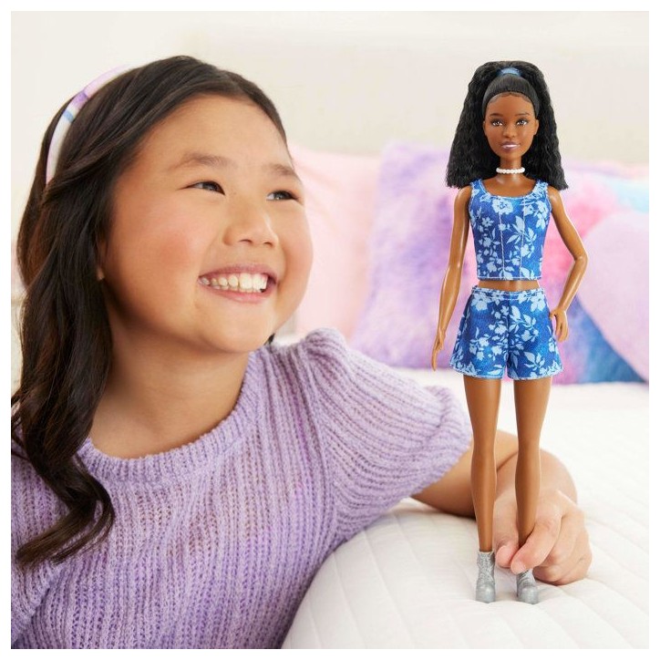 Poupée mannequin - Barbie - Fashionistas Short et Haut a Fleurs - Cheveux noirs - Des 3 ans Poupée mannequin - Barbie - Fashionistas Short et Haut a Fleurs - Cheveux noirs - Des 3 ans
