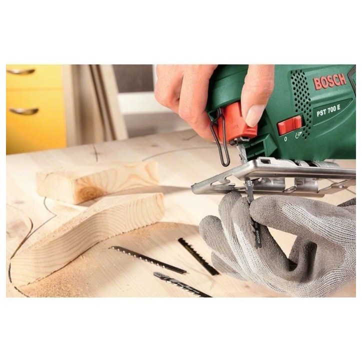 Scie sauteuse filaire Bosch - PST 700 E (500W, coupe 70mm)