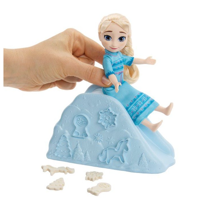 Coffret poupée - DISNEY LA REINE DES NEIGES - Elsa 14 cm - Avec pâte a neige, moule Olaf et luge de glace - Des 3 ans Coffret poupée - DISNEY LA REINE DES NEIGES - Elsa 14 cm - Avec pâte a neige, moule Olaf et luge de glace - Des 3 ans