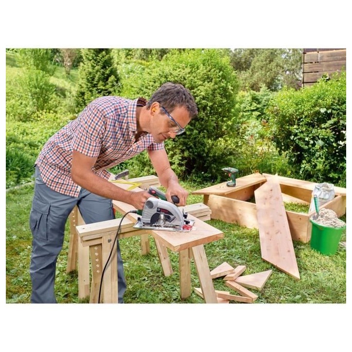 Scie circulaire BOSCH - PKS 40 - 850W - Coupe droite et en onglet jusqu'a 40mm de profondeur Scie circulaire BOSCH - PKS 40 - 850W - Coupe droite et en onglet jusqu'a 40mm de profondeur