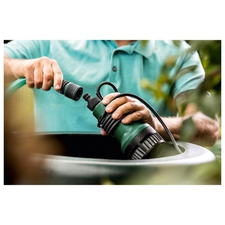Pompe submersible Bosch - GardenPump 18V-2000 (avec fixation murale et de réservoir et tuyau d'arrosage de 2,5 m) Pompe submersible Bosch - GardenPump 18V-2000 (avec fixation murale et de réservoir et tuyau d'arrosage de 2,5 m)