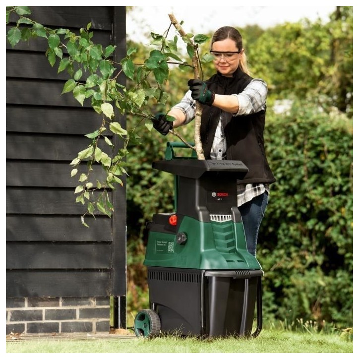 Broyeur de végétaux Bosch - AXT 25D - branches jusqu'a 40 mm - électrique Broyeur de végétaux Bosch - AXT 25D - branches jusqu'a 40 mm - électrique