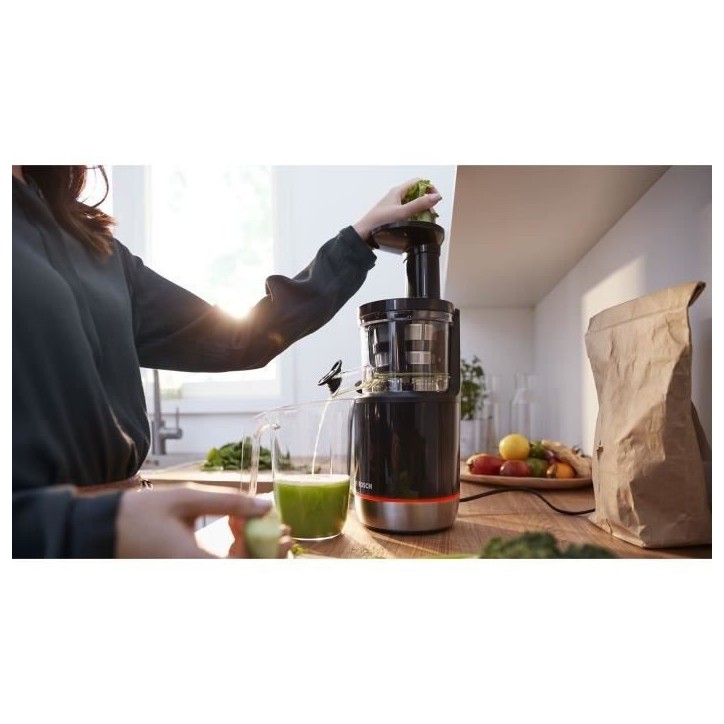 Extracteur de jus - BOSCH - MESM731M VitaExtract - Noir/inox - 150 W - 1 vitesse + reverse - syst. de sécurité sur le couvercl