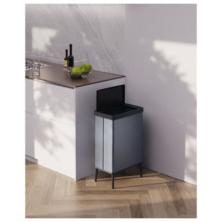 Poubelle sur pieds - VERTO - CURVER - Ouverture touch - 54 L - Bleu perle Poubelle sur pieds - VERTO - CURVER - Ouverture touch - 54 L - Bleu perle