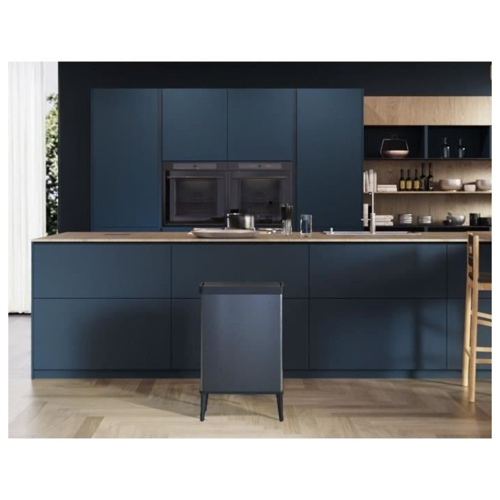 Poubelle sur pieds - VERTO - CURVER - Ouverture touch - 54 L - Bleu perle Poubelle sur pieds - VERTO - CURVER - Ouverture touch - 54 L - Bleu perle