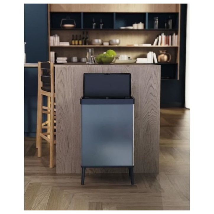 Poubelle sur pieds - VERTO - CURVER - Ouverture touch - 54 L - Bleu perle Poubelle sur pieds - VERTO - CURVER - Ouverture touch - 54 L - Bleu perle