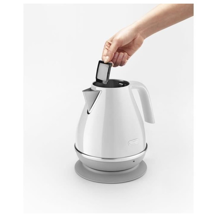 Bouilloire DELONGHI ICONA CAPITALS - 1,7L - Acier inoxydable - Base amovible et pivotante 360° - Filtre anticalcaire - Blanc Bouilloire DELONGHI ICONA CAPITALS - 1,7L - Acier inoxydable - Base amovible et pivotante 360° - Filtre anticalcaire - Blanc