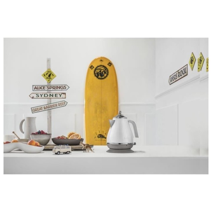 Bouilloire DELONGHI ICONA CAPITALS - 1,7L - Acier inoxydable - Base amovible et pivotante 360° - Filtre anticalcaire - Blanc Bouilloire DELONGHI ICONA CAPITALS - 1,7L - Acier inoxydable - Base amovible et pivotante 360° - Filtre anticalcaire - Blanc