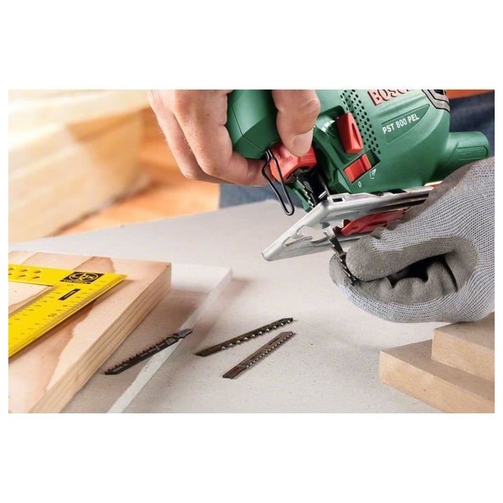 Scie sauteuse BOSCH PST 800 PEL - 530W - pour coupe droites ou courbées jusqu'a 8cm dans du bois Scie sauteuse BOSCH PST 800 PEL - 530W - pour coupe droites ou courbées jusqu'a 8cm dans du bois