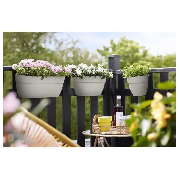 ELHO Balconniere Vibia Campana Easy Hanger Medium - Blanc Soie - Balcon extérieur - L 24.1 x W 36 x H 26.5 cm ELHO Balconniere Vibia Campana Easy Hanger Medium - Blanc Soie - Balcon extérieur - L 24.1 x W 36 x H 26.5 cm