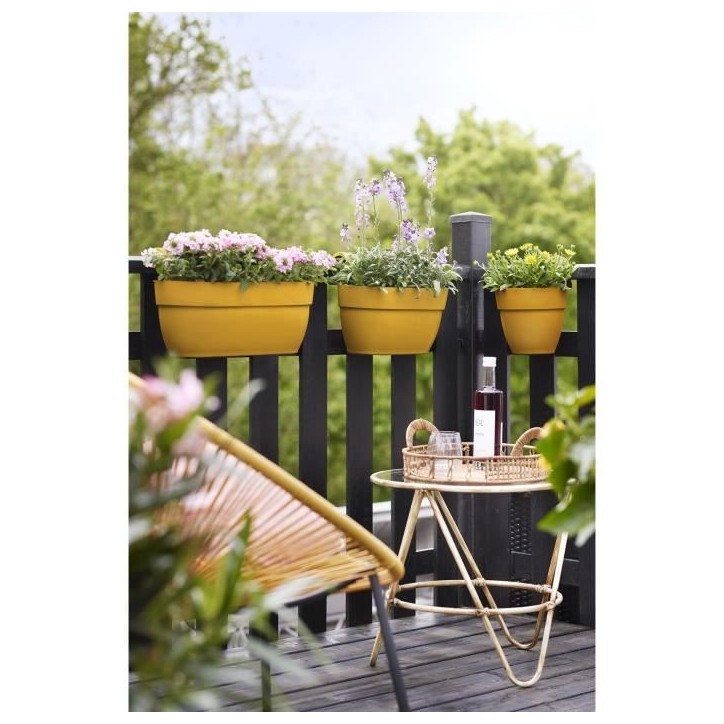 ELHO Balconniere Vibia Campana Easy Hanger Medium - L 24.1 x W 36 x H 26.5 cm - Jaune miel - Avec réserve d'eau ELHO Balconniere Vibia Campana Easy Hanger Medium - L 24.1 x W 36 x H 26.5 cm - Jaune miel - Avec réserve d'eau