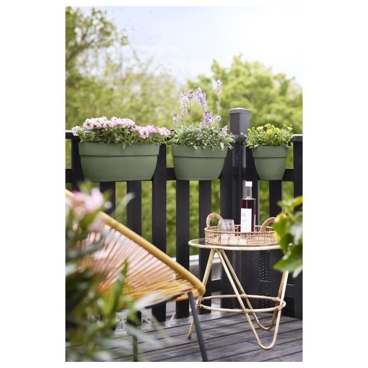 ELHO Balconniere Vibia Campana Easy Hanger L - 24,1 x 46 x H26,5 cm - Vert pistache - Plastique régénéré - Avec réserve d'e ELHO Balconniere Vibia Campana Easy Hanger L - 24,1 x 46 x H26,5 cm - Vert pistache - Plastique régénéré - Avec réserve d'e