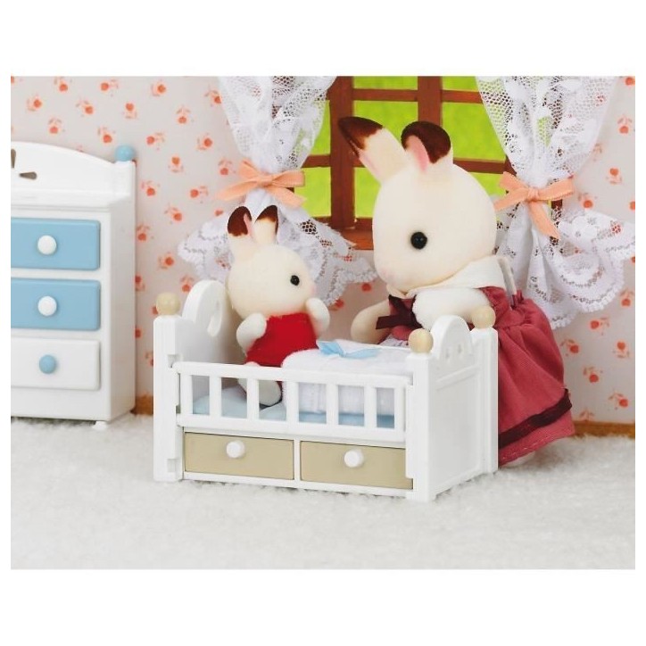 Lit de bébé avec figurine bébé Lapin Chocolat - SYLVANIAN FAMILIES - LES MEUBLES ET ACCESSOIRES Lit de bébé avec figurine bébé Lapin Chocolat - SYLVANIAN FAMILIES - LES MEUBLES ET ACCESSOIRES