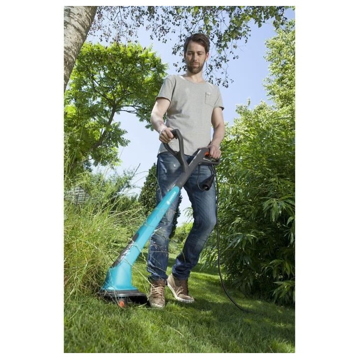 Coupe-bordures électrique - GARDENA - SmallCut Plus 350/23 - 350W - Largeur de coupe 23cm - Fil 1,6mm Coupe-bordures électrique - GARDENA - SmallCut Plus 350/23 - 350W - Largeur de coupe 23cm - Fil 1,6mm