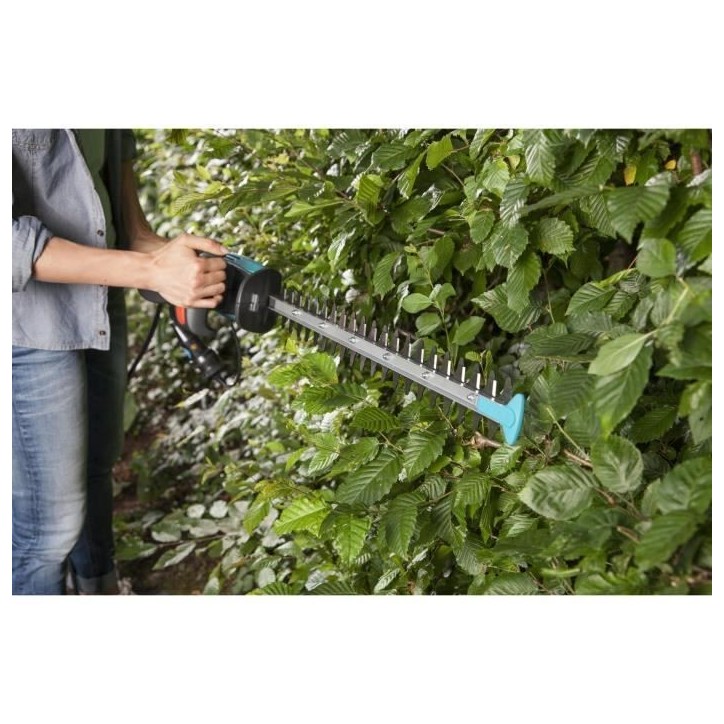 Taille-haies électrique GARDENA - EasyCut 420/45 - 420W - 45 cm - Poignée ErgoLine - Butée de protection Taille-haies électrique GARDENA - EasyCut 420/45 - 420W - 45 cm - Poignée ErgoLine - Butée de protection