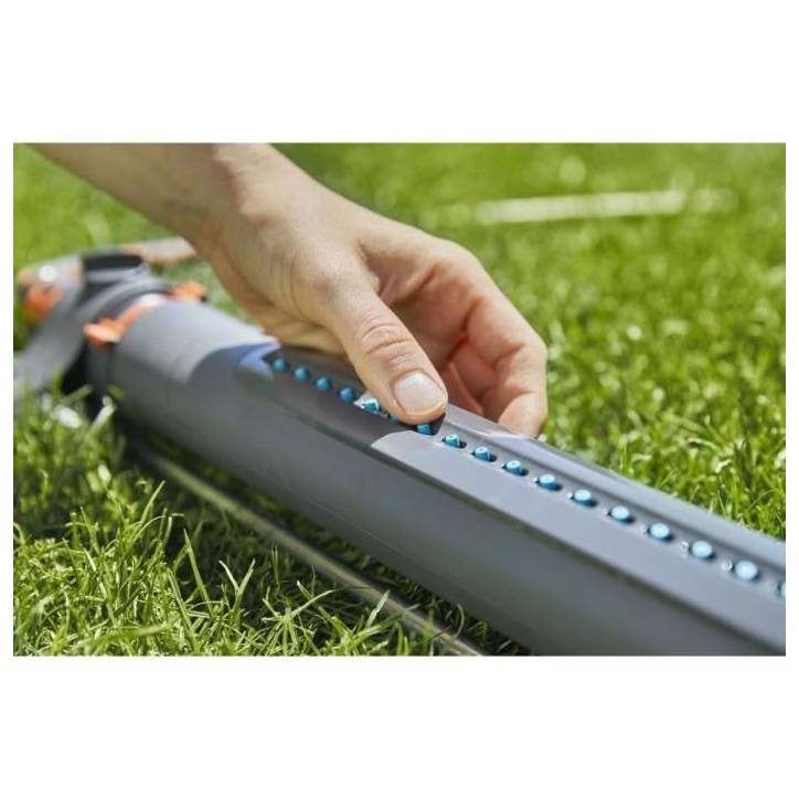 Arroseur oscillant AquaZoom S - GARDENA - Surface 150m² - Portée 15m max - Résistant UV et gel - Garantie 5 ans Arroseur oscillant AquaZoom S - GARDENA - Surface 150m² - Portée 15m max - Résistant UV et gel - Garantie 5 ans