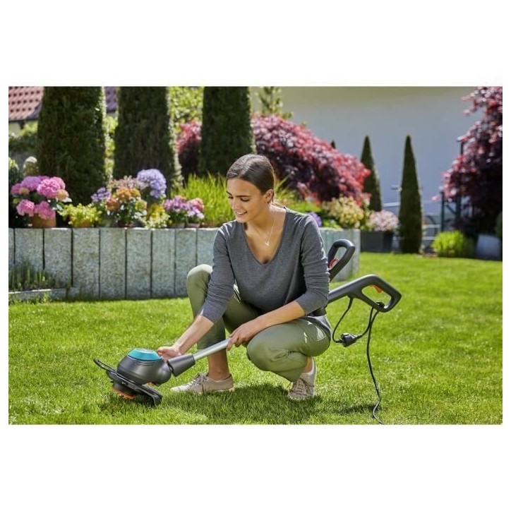 Coupe-bordure électrique - GARDENA - EasyCut 450/25 - 450W - 28 cm - Manche télescopique inclinable Coupe-bordure électrique - GARDENA - EasyCut 450/25 - 450W - 28 cm - Manche télescopique inclinable