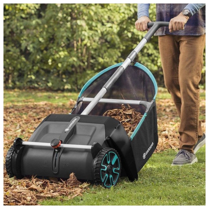 Ramasse-feuilles GARDENA - 3565-20 | Largeur travail: 49cm, Bac 90L, Collecteur de feuilles, Balayeuse Ramasse-feuilles GARDENA - 3565-20 | Largeur travail: 49cm, Bac 90L, Collecteur de feuilles, Balayeuse