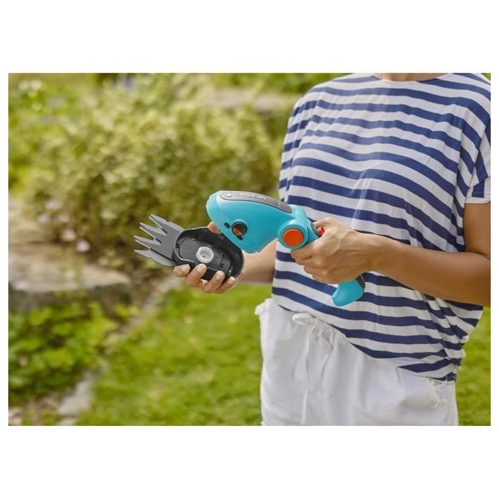 Kit cisaille a gazon ComfortCut Li + manche télescopique + roues - 3,6 V/3,0 Ah - Protection de lames Câble USB-C- 9889-20 Kit cisaille a gazon ComfortCut Li + manche télescopique + roues - 3,6 V/3,0 Ah - Protection de lames Câble USB-C- 9889-20