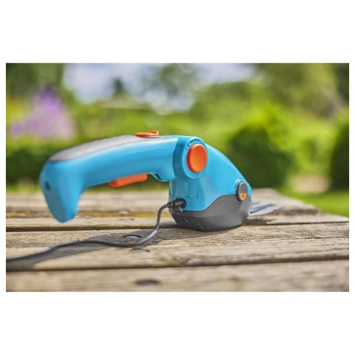 Kit cisaille a gazon ComfortCut Li + manche télescopique + roues - 3,6 V/3,0 Ah - Protection de lames Câble USB-C- 9889-20 Kit cisaille a gazon ComfortCut Li + manche télescopique + roues - 3,6 V/3,0 Ah - Protection de lames Câble USB-C- 9889-20