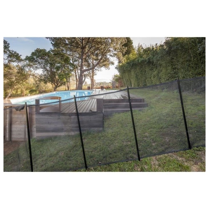 Barriere souple de sécurité - GRE - 3 m x H 1,33 m - Pré-montée - Toile recoupable - 4 poteaux + caches discrets Barriere souple de sécurité - GRE - 3 m x H 1,33 m - Pré-montée - Toile recoupable - 4 poteaux + caches discrets