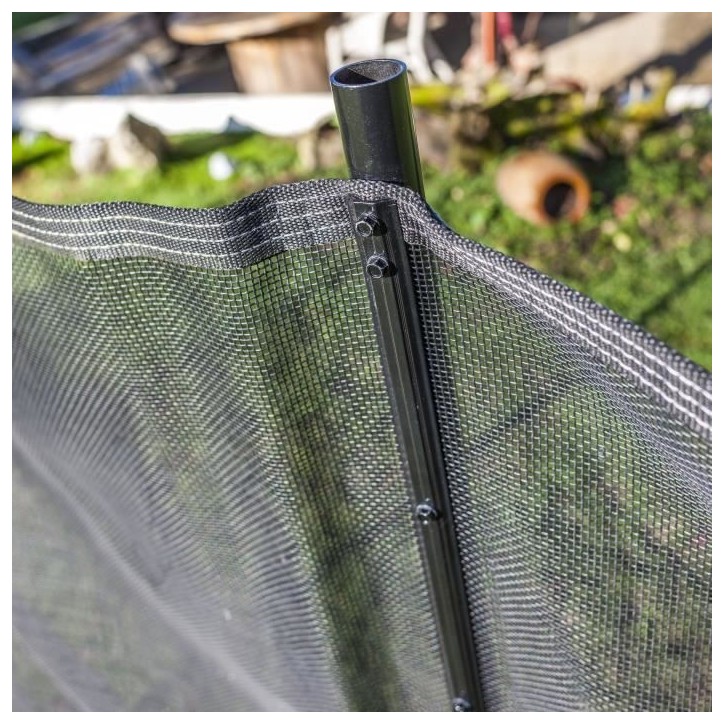 Barriere souple de sécurité - GRE - 3 m x H 1,33 m - Pré-montée - Toile recoupable - 4 poteaux + caches discrets Barriere souple de sécurité - GRE - 3 m x H 1,33 m - Pré-montée - Toile recoupable - 4 poteaux + caches discrets
