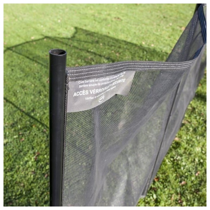 Barriere souple de sécurité - GRE - 3 m x H 1,33 m - Pré-montée - Toile recoupable - 4 poteaux + caches discrets Barriere souple de sécurité - GRE - 3 m x H 1,33 m - Pré-montée - Toile recoupable - 4 poteaux + caches discrets