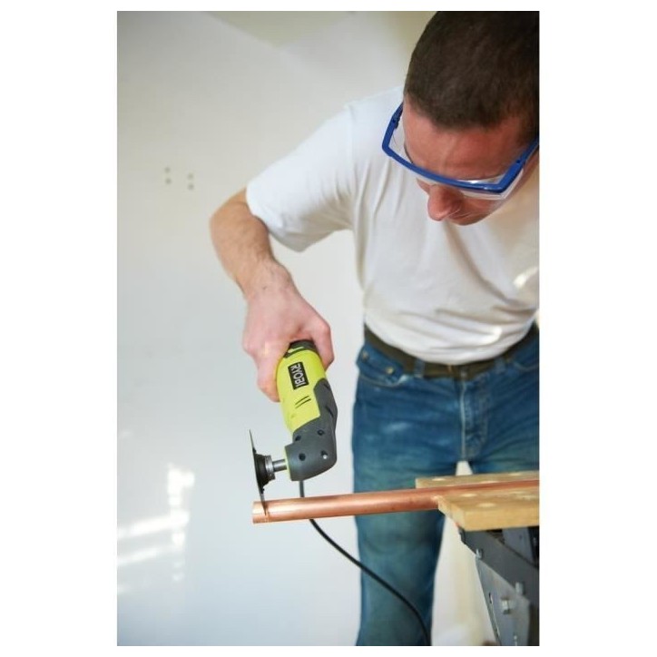 RYOBI - Multitool 200W - 10 000-20 000 osc/min - oscillation 3° - Livré en sac avec 2 lames, 1 plateau ponçage & abrasifs - R RYOBI - Multitool 200W - 10 000-20 000 osc/min - oscillation 3° - Livré en sac avec 2 lames, 1 plateau ponçage & abrasifs - R