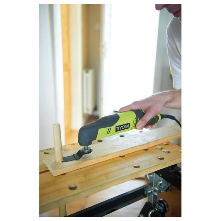 RYOBI - Multitool 200W - 10 000-20 000 osc/min - oscillation 3° - Livré en sac avec 2 lames, 1 plateau ponçage & abrasifs - R RYOBI - Multitool 200W - 10 000-20 000 osc/min - oscillation 3° - Livré en sac avec 2 lames, 1 plateau ponçage & abrasifs - R