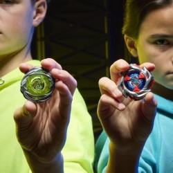 Beyblade X Set de combat Descente-choc avec arene Beystadium, 2 toupi