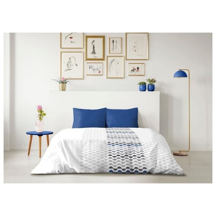 Parure de couette microfibre AMBROISIE - 1 housse de couette 220 x 240 cm + 2 taies d'oreiller 63 x 63 cm - Bleu Parure de couette microfibre AMBROISIE - 1 housse de couette 220 x 240 cm + 2 taies d'oreiller 63 x 63 cm - Bleu