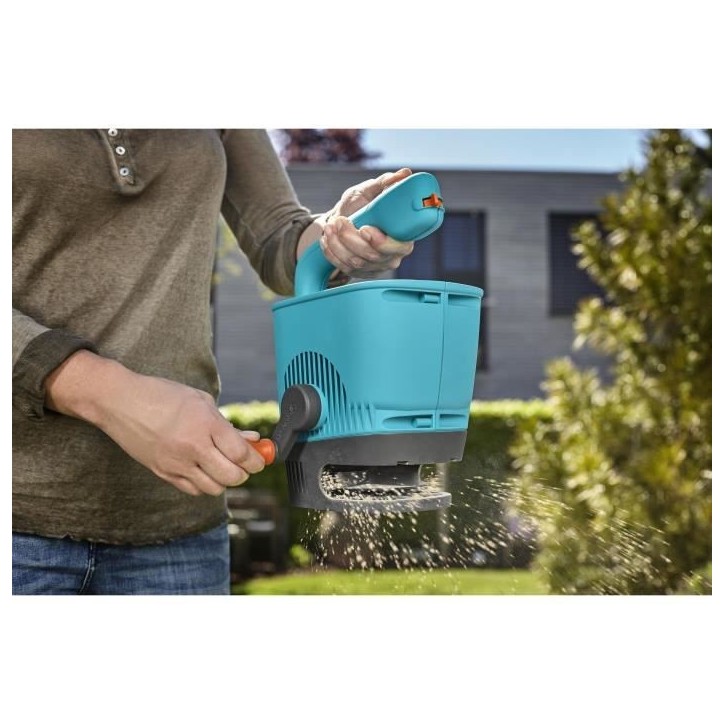 GARDENA Epandeur a main M – Capacité totale 1.8L – Surface 100m² max – Largeur d'épandage 4m – Poignée ergonomique GARDENA Epandeur a main M – Capacité totale 1.8L – Surface 100m² max – Largeur d'épandage 4m – Poignée ergonomique