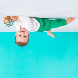 BRIGHT STARS Oball Classic balle flexible, facile a manipuler, jouet d