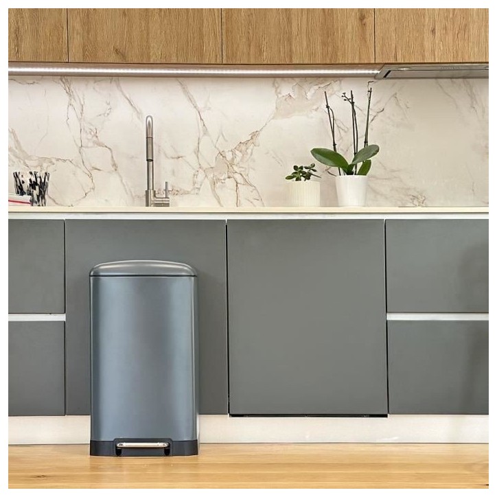 Poubelle de cuisine a pédale - GREENWICH - KITCHEN MOVE - 40L - Design - Gris mat en acier inox Poubelle de cuisine a pédale - GREENWICH - KITCHEN MOVE - 40L - Design - Gris mat en acier inox