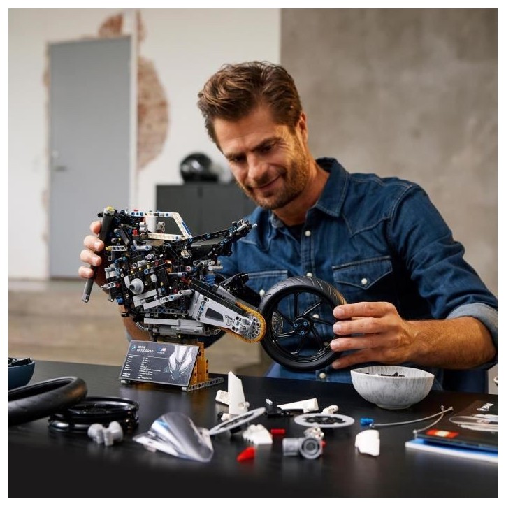 LEGO Technic 42130 BMW M 1000 RR, Construction Moto BMW, Maquette Moto GP, Échelle 1:5, Cadeau Motard, pour Adultes LEGO Technic 42130 BMW M 1000 RR, Construction Moto BMW, Maquette Moto GP, Échelle 1:5, Cadeau Motard, pour Adultes