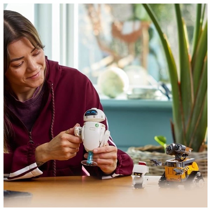 LEGO | Disney et Pixar 43279 WALL-E et EVE - Set de Construction DIY pour Adulte - Cadeau